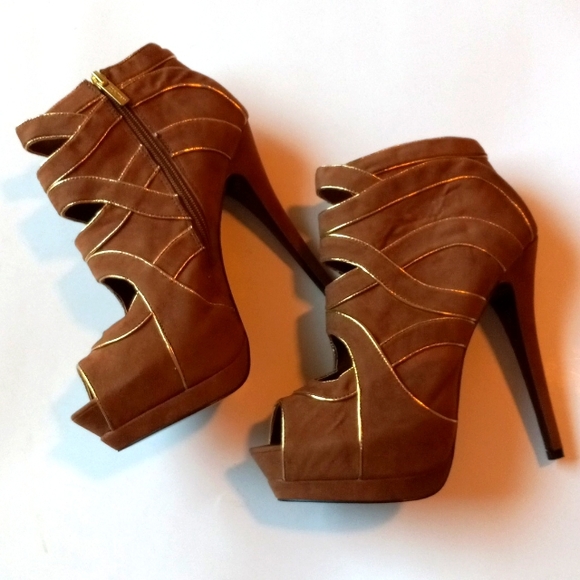 Colin Stuart stiletto heel bootie. Size 9. - Picture 2 of 10